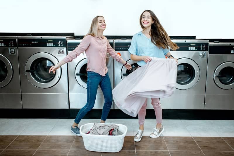 women dancing in the laundry cm